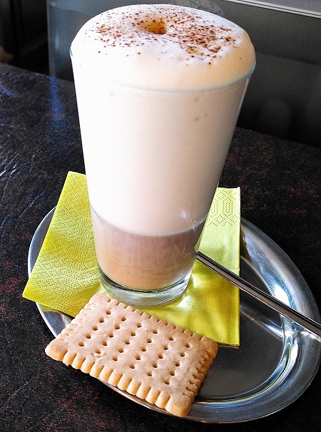 Heiße und kalte Getränke im Café